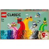 LEGO 11021 Classic 90 years playing set, boîte de briques avec 15 mini-modèles de jouets légendaires, train et château inclus, jeu de construction