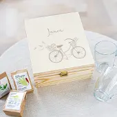 Pukka Boîte à thé en bois gravée avec deux verres et quatre types de thé différents