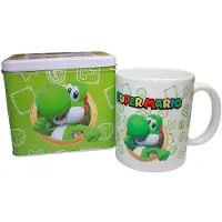 Nintendo Merchandising NINTENDO - YOSHI - Tirelire en Métal 12 x 9 x 11cm + Mug