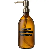 Wellmark Savon à mains verre marron pompe laiton 500ml texte QUE TOUS VOS SOUCIS SOIENT DES BULLES Étiquette noire 8720165018925