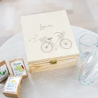 Pukka Boîte à thé en bois gravée avec deux verres et quatre types de thé différents