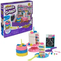 Spin Master Kinetic Sand , Rainbow Cake Shoppe, 680 g de sable jaune, rose, bleu et blanc parfumé à la vanille, 10 outils et accessoires, jouets sensoriels pour les enfants à partir de 5 ans