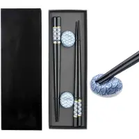 Intirilife Ensemble De Baguettes En Noir Avec Motif En Éventail Bleu - 2 Paires De Baguettes 22.7 Cm De Longueur Avec 2 Porte-Baguettes 3.5x2.8x1.4 Cm - Baguettes Réutilisables Pour Sushi Japonais