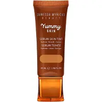 Danessa Myricks Beauty Yummy Skin Serum Skin Tint fond de teint hydratant lissant teinte 9 - Medium to Tan Skin with Neutral Olive Undertones 45 ml