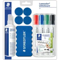 Staedtler Set pour tableau blanc Lumocolor 613 S, y compris 4 marqueurs pour tableau blanc, un effaceur, un spray de nettoyage et des aimants