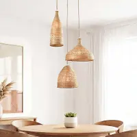 LumenXL Suspension Aska en rotin avec trois abat-jours naturels et plaque de plafond en bois
