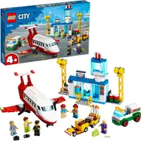 LEGO 60261 City Aéroport, set avec avion, camion, camion-citerne et mini-figurine du pilote, jouet dès 4 ans