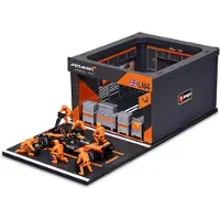 Bburago Véhicule 1/43 Pit-Stop McLaren MCL38 Norris avec figurines mécaniciens et paddock