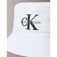 Calvin Klein Jeans Chapeaux 'CK Monogram Embroidery' noir / blanc