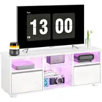 HOMCOM Meuble TV 120 cm, meuble télé pour téléviseur jusqu'à 55 pouces avec éclairage LED et télécommande, étagères en verre réglables, compartiments ouverts et passe-câbles, banc TV pour salon blanc