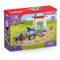 Schleich Coffret avec jument et poulain. Contient 34 éléments, dont 2 chevaux .