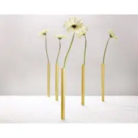 Peleg DESIGN Les vases magnetiques pa design sont des vases en alu qui s'aimantent sous la nappe