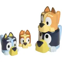 Toomies Jouets de bain Bluey de TOMY - Les verseurs Bluey's Family - Figurines Bluey verseuses d'eau, dont Chilli Bandit Bingo et Bluey - Gobelet